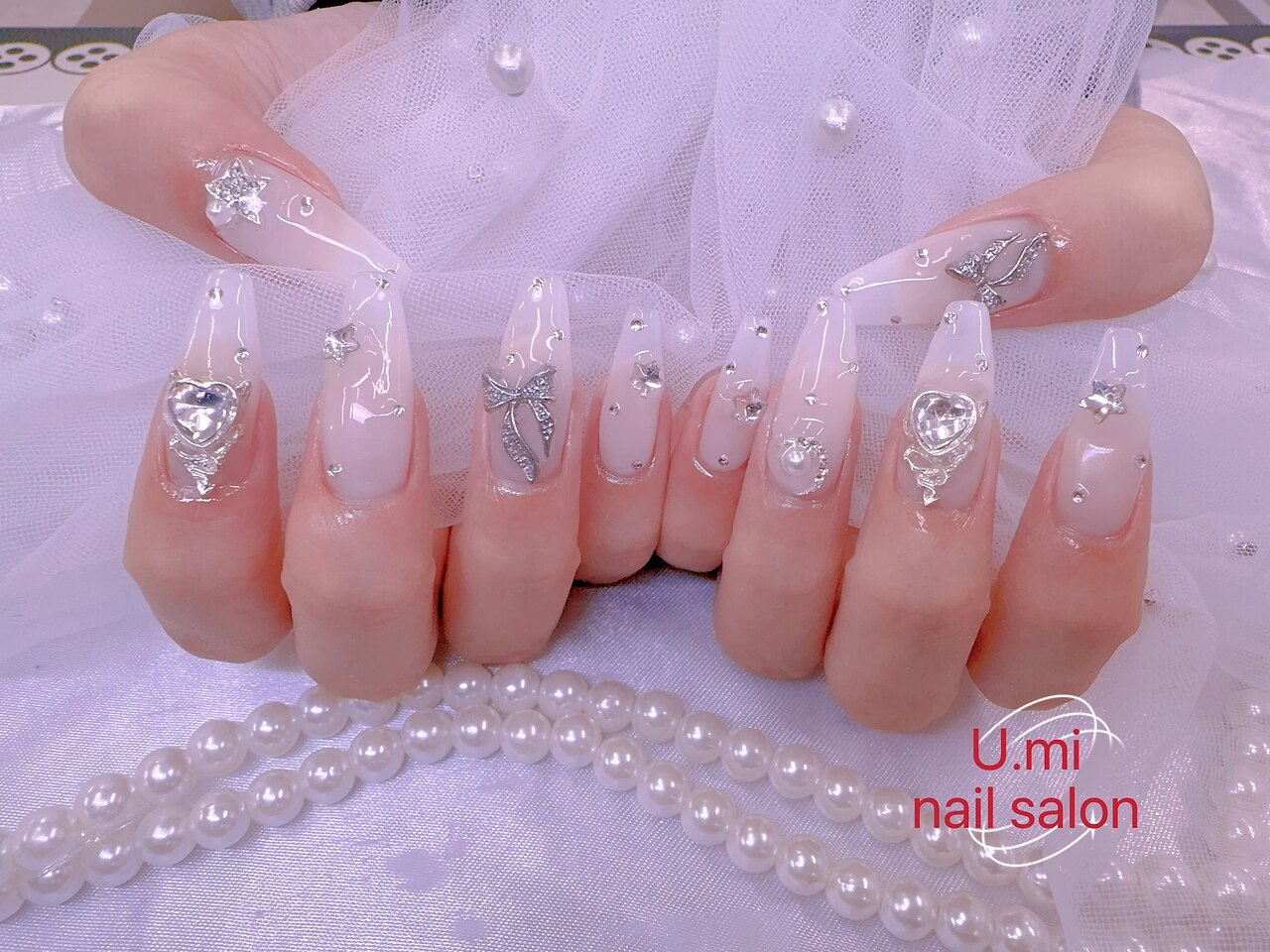 ぷっくりグレージュオーロラうるうるニュアンスネイル ミラー 韓国