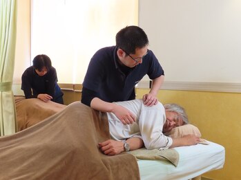 整体リラクゼーション スウィッチ/整体施術　うつ伏せ