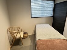 サロン施術部屋お子様は隣のリビングにてお待ちいただけます