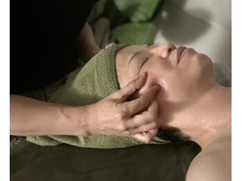 フェリーチェ(FELICE)の写真/【小顔コルギ＋骨格形成ヘッド】”疲れ顔・老け見え”が”スッキリ若見え”へ☆即日驚きの変化を実感◎
