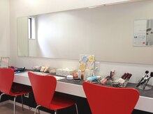 脱毛後は、メイクスペースでお化粧直しやヘアセットを♪