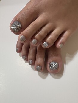 ニーナ(niina)の写真/夏本番!足元から美しく魅せるフットネイルで、お出かけがもっと楽しくなる予感♪