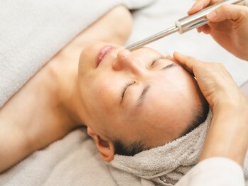 サロンドブランシール(salon de blanchir)の写真/独自のオリジナル顔筋マッサージでくすみ改善をケアし、リフトアップ感も☆
