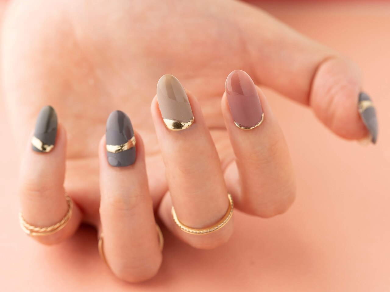 ニュアンスネイル ミラー フレンチ ネイルチップ 春ネイル ハンドメイド 2026年冬トレンド】ニュアンス ななめフレンチ ハンドのネイルデザイン