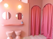 店内は子宮をイメージ。個室で施術をします