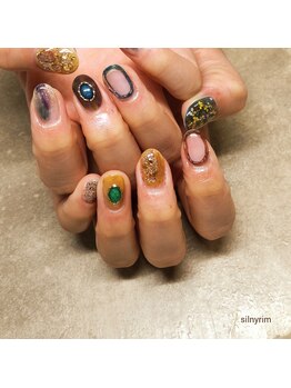 シルニー リム(Silny rim)/アシンメトリーニュアンスネイル