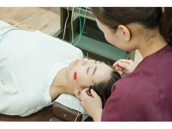 たたら鍼灸整骨院/電気を流す美容鍼