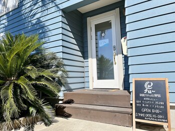 フー 千葉ニュータウン店(fu~)/アクアブルーの外観が目印