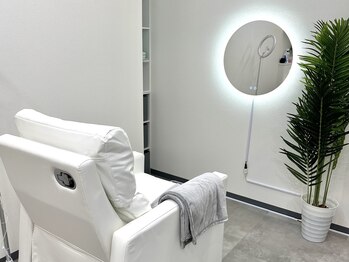 アオアイラッシュ 渋谷 表参道(ao.eyelash)の写真/【半個室で周りを気にせず施術】初めての方でもリラックスできる空間で理想の眉毛をご提案します◎