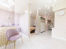 サロン ド ヂュエル(SALON DE JEWEL)の雰囲気（ホワイトとラベンダーの可愛らしい内観各お部屋も落ち着ける空間）