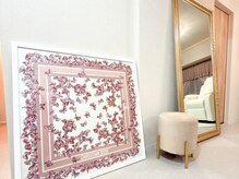 ピンク×ホワイト×ゴールドを基調としたサロン空間