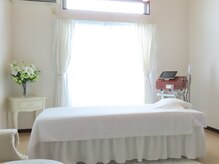 ホルバールウェルネス(Hallbar Wellness)の雰囲気（白を基調にリラックスできるシンプルなお部屋です。）