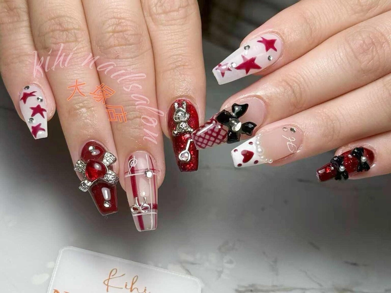 2025年秋トレンド】レッド（赤）のネイルデザイン集｜人気順