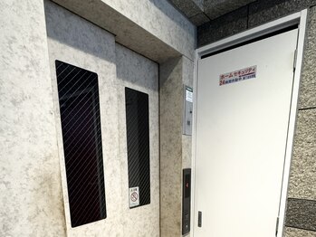 アトラクト(Attract)/奥にエレベーターがあります。