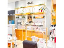 ネイルキューブ イオンスタイル 松本店(nail cube)の雰囲気(化粧品売場一角にオープンスペースでございます )