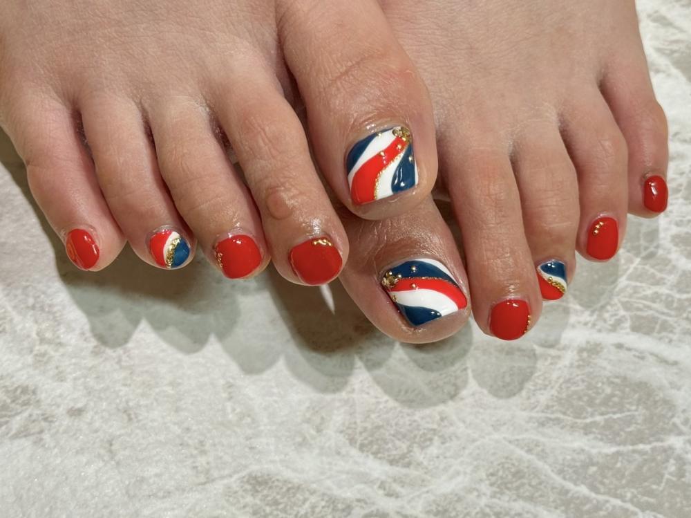 2025年-2026年冬トレンド】トリコロールのネイルデザイン集｜人気順