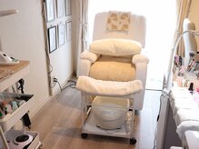 home nail salon FLAIR【フレア】の雰囲気(リクライニングでゆっくり施術)