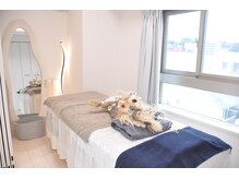 個室で安心しながらバストアップ施術を受けられます◎