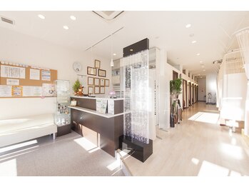 リラクシブ整骨院/白と木目調の清潔感ある店舗内