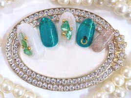 宝石ネイル