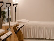 ミヤビ 梅田茶屋町店(MIYABI)の雰囲気（白を基調とした清潔感漂う店内★【首肩こり/腰痛/肩甲骨はがし】）