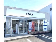 路面店、駐車場は店舗前5台完備。目の前が上有松バス停