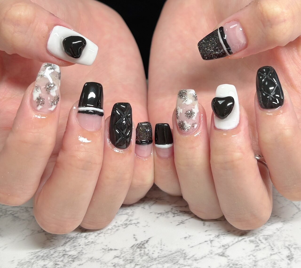 2026年冬トレンド】白黒のネイルデザイン集｜人気順｜4ページ目