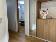 カイロプラクティック カーブの雰囲気（玄関すぐが施術ルームです。お気軽にご来院いただけます。）