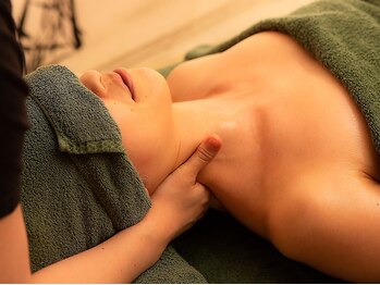 フェイシア 立川店(Facia)/顔の大きさの原因は肩首コリから