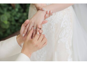 リオ(Rio)の写真/【極上の艶×美フォルム】で魅せる指先。一生に一度の晴れ舞台に、大人女性へ贈る宝石級のネイルデザイン☆