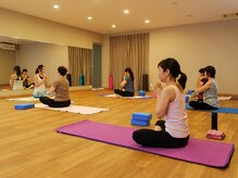 アヤセ ホットヨガスタジオ プラーナ(AYASE HOT YOGA STUDIO)の雰囲気（HOT　YOGAも併設しています。ご予約はお電話下さい。）