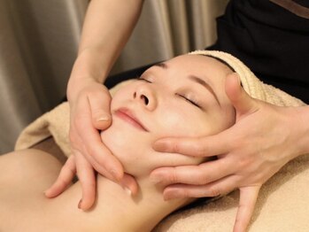 サロンハート(Salon Heart)の写真/【ダウンタイム無しで即効小顔★脂肪燃焼×リフトアップ】年齢とともに気になる二重あご・ほうれい線に◎