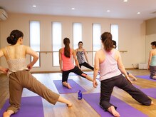 アヤセ ホットヨガスタジオ プラーナ(AYASE HOT YOGA STUDIO)の雰囲気（体を動かすのが苦手な方もお気軽に☆男女OK！）