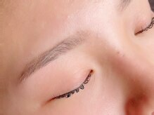 眉毛を整えるのが苦手な方、、、意外と多いんです。そんな方に是非おすすめしたいのがアイブロウワックス☆