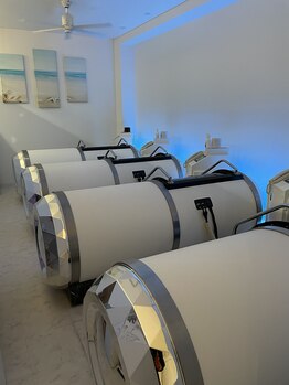 カプリラ 神戸北野坂店/海をイメージしたシンプルな空間