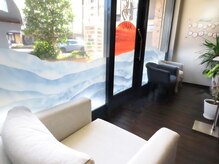 鍼灸整体院 陽(HARU)の雰囲気（待合。鍼灸院ぽさを払拭させるため光がたっぷり差し込みます）