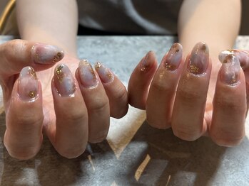 エマーブル(Aimable)の写真/繊細なデザインが光る大人のニュアンスネイル。オフィスデザインネイルで日常に華やぎをプラス◎