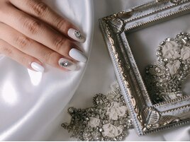 ホワイト×ビジュー