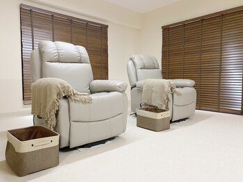 デュー 恵比寿(dew.)/白と木目を基調とした店内◎