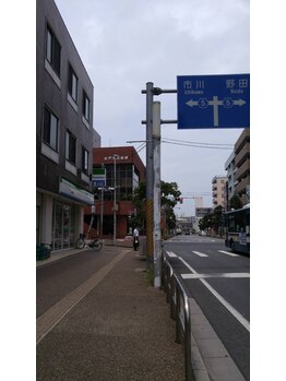 カエル(Kaeru)/道順 &nbsp;バス通りをまっすぐ