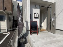 エクラ(eclat)の雰囲気（3階建ての白い建物の階段上がって2階になります＊）