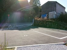 運転初心者の方でも安心な、広々とした駐車場完備。