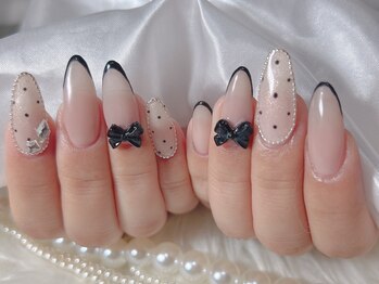 人気のドットリボンネイル