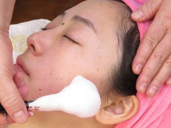 サロン オブ ロータス(Salon of Lotus)の写真/お肌に優しい日本剃刀を使用♪産毛と古い角質を丁寧に取り除きます◎毛穴が目立たないきめ細やかな肌へ♪