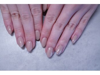 プチリリィ(Petit Lily)/大人ネイルにワンポイントラメ