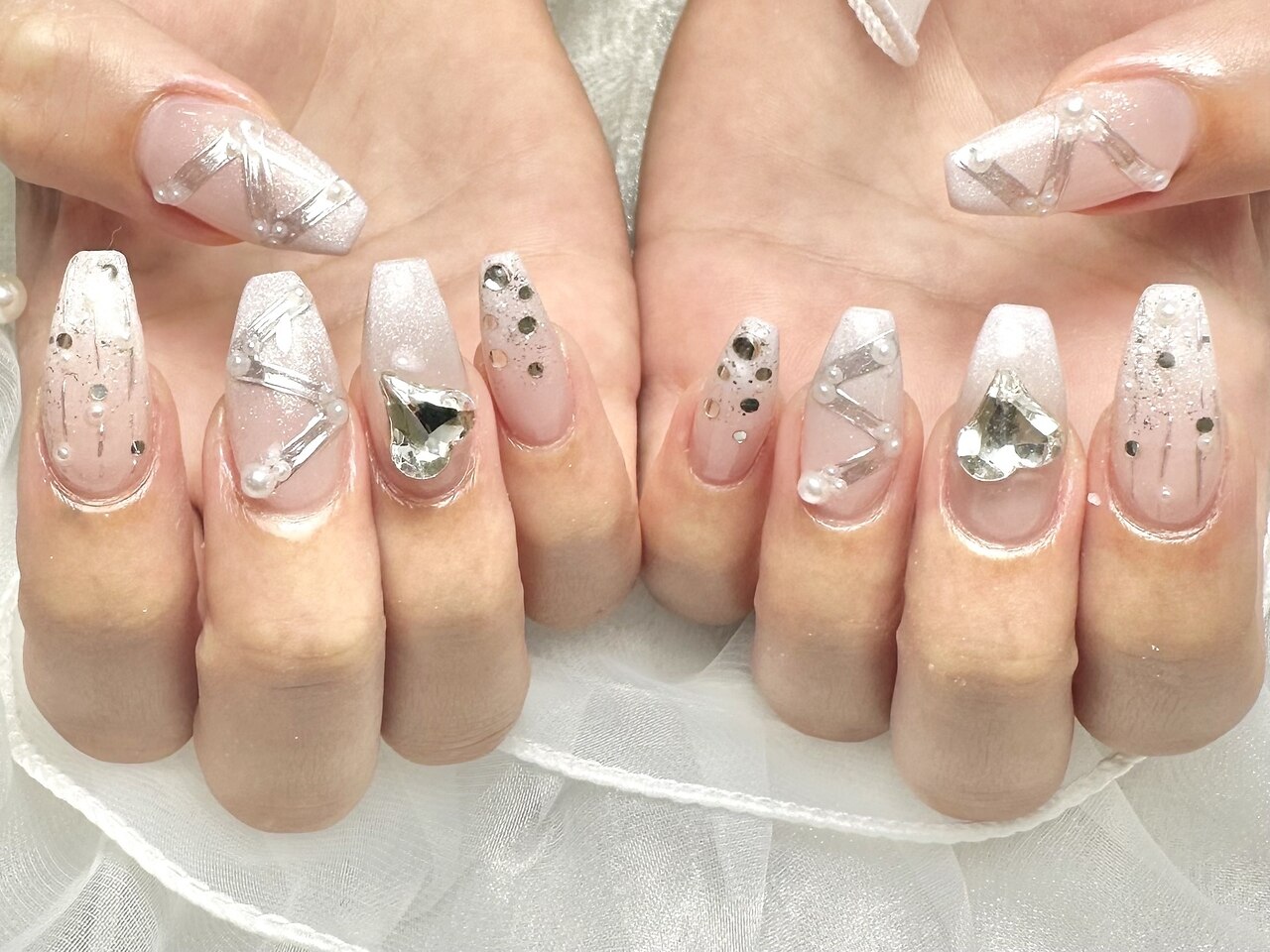 2025年-2026年冬トレンド】ホワイトシルバーのネイルデザイン集｜人気