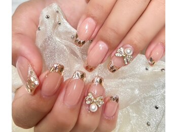 ネイルアンドアイラッシュスタジオ シュシュ(chouchou)/ゴールドガラスフレンチ×パーツ