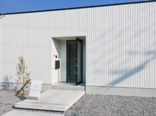 はあとねいる 東近江店の雰囲気（白を基調としたシンプルな外観☆）