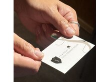 イケオジサローネ 月島の雰囲気（名刺交換の際の手元をキレイに♪）