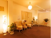 クローバー 北浦和店/清潔感の待合スペースと受付